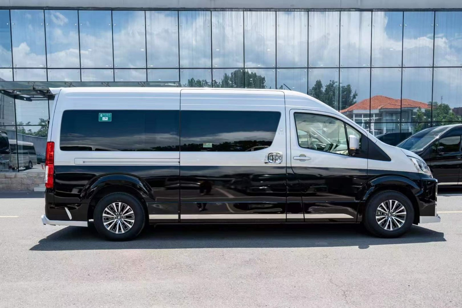 2023款丰田海狮高端定制版 超豪华商务MPV(图2)